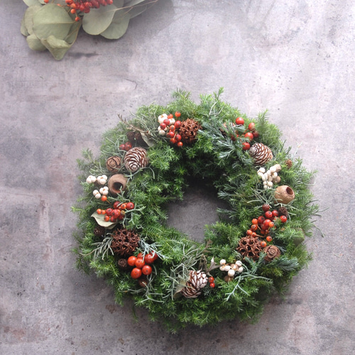 生針葉樹Xmasリース✴︎直径28cm~生の針葉樹✴︎野バラの実✴︎~ご指定