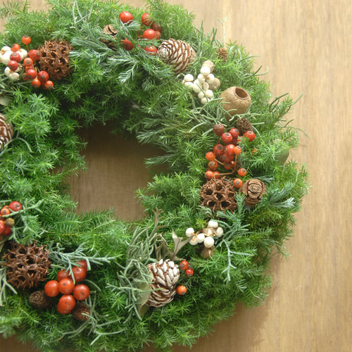 モミの木と赤い野バラの実や数種類の針葉樹を紡いだ可愛らしい　クリスマス　リース 生針葉樹Xmasリース✴︎直径28cm~生の針葉樹✴︎野バラの実✴︎~ご指定