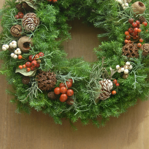 生針葉樹Xmasリース✴︎直径28cm~生の針葉樹✴︎野バラの実✴︎~ご指定