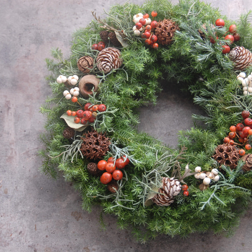 生針葉樹Xmasリース✴︎直径28cm~生の針葉樹✴︎野バラの実✴︎~ご指定
