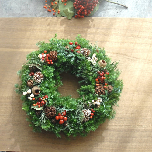 生針葉樹Xmasリース✴︎直径28cm~生の針葉樹✴︎野バラの実✴︎~ご指定