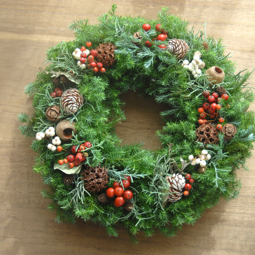 生針葉樹Xmasリース✴︎直径28cm~生の針葉樹✴︎野バラの実✴︎~ご指定
