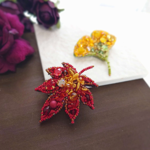 今だけ即納可】オートクチュールビーズ刺繍の秋の紅葉もみじブローチ