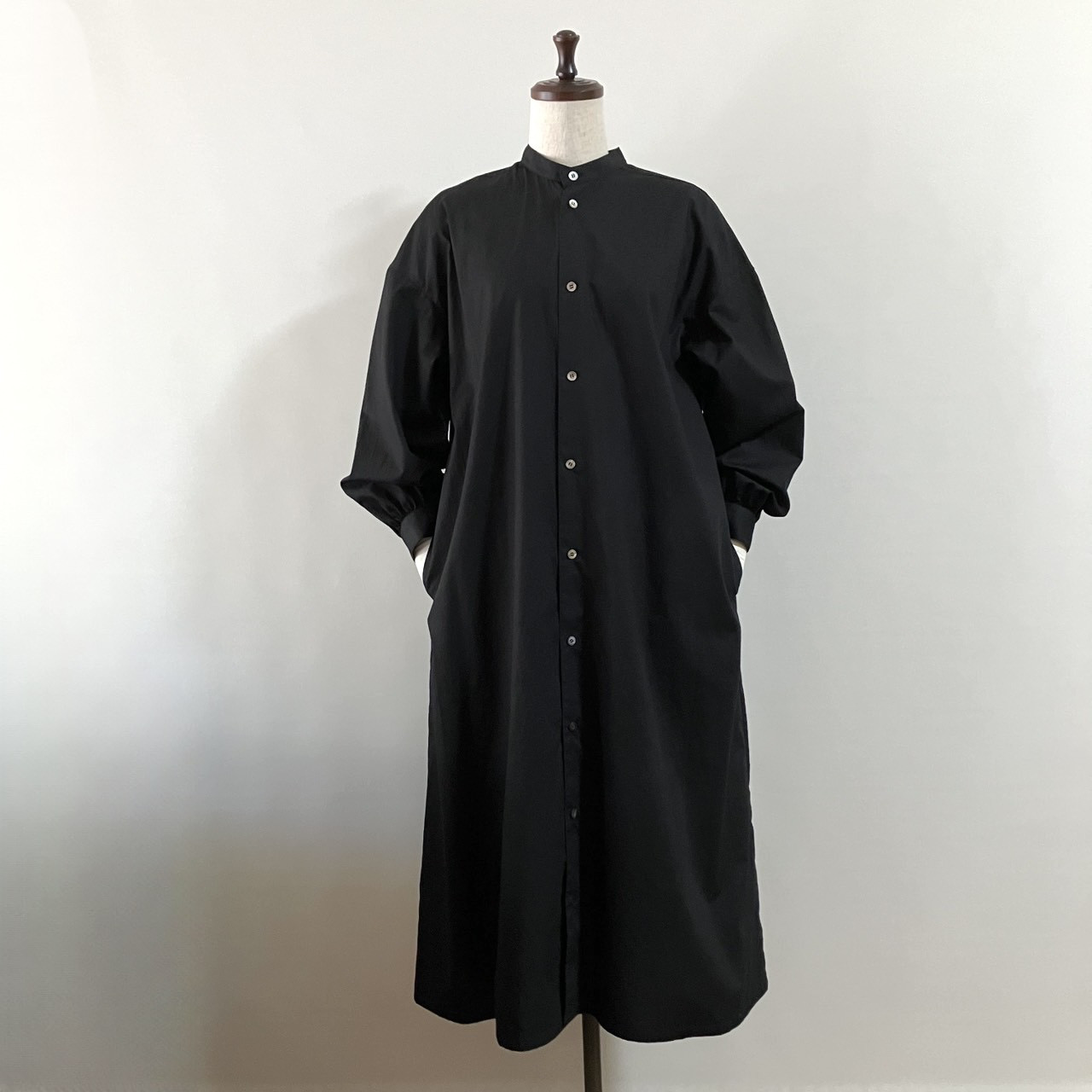 黒の長袖ワンピース。ギャザー袖がふんわり優しく。人気のcheck＆STRIPEの生地で。