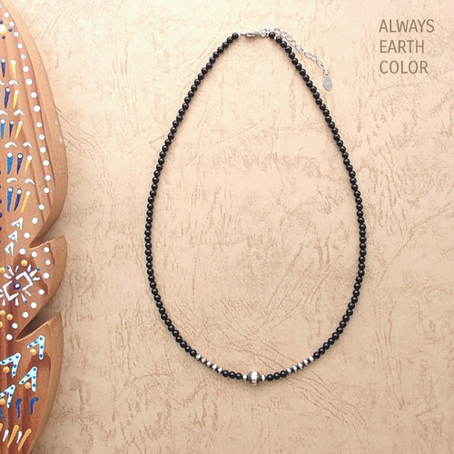 クールなお守り☆オニキスとナバホパールのチョーカーネックレス。華奢