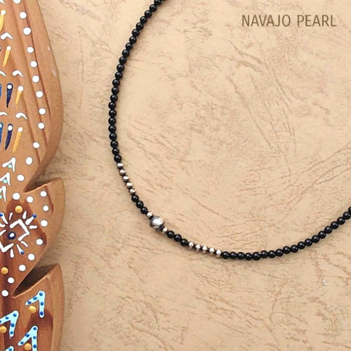 クールなお守り☆オニキスとナバホパールのチョーカーネックレス。華奢