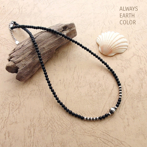 クールなお守り☆オニキスとナバホパールのチョーカーネックレス。華奢