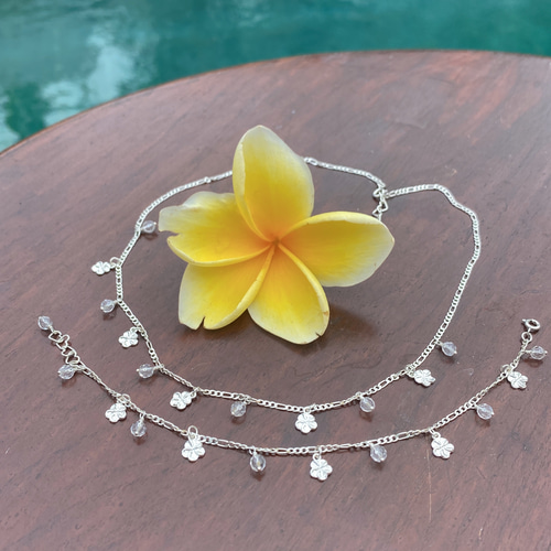 プルメリアとジルコニアがキラリと華やかな チェーン ブレスレット