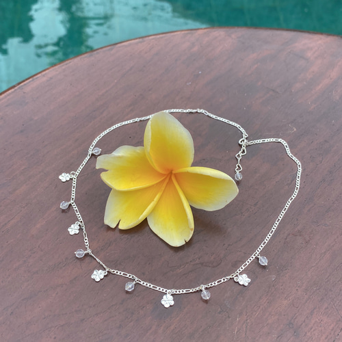 750 ゴールド プルメリアモチーフ チャームリーバシブル プルメリアとジルコニアがキラリと華やかな チェーン