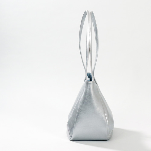 国産本革トート エッジの効いたシルバーメタリックカラーのトート