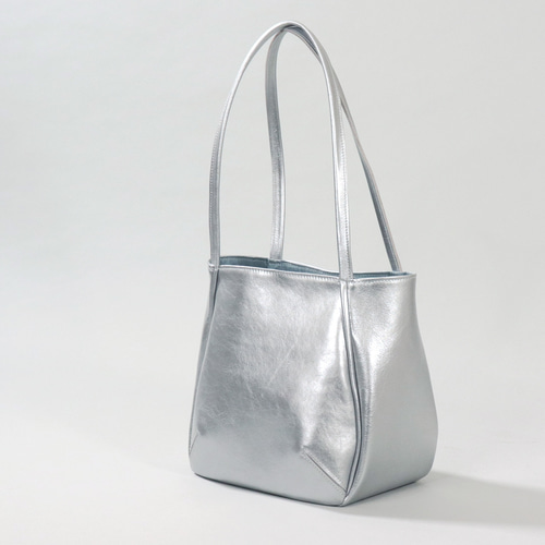 国産本革トート エッジの効いたシルバーメタリックカラーのトート
