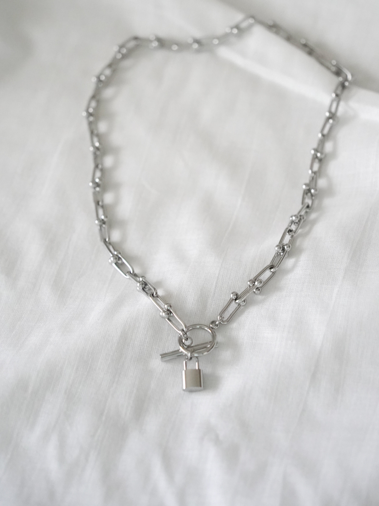 シンプルに差がつく　小さなロックのチェーンネックレス（シルバー）ーLock Chainー