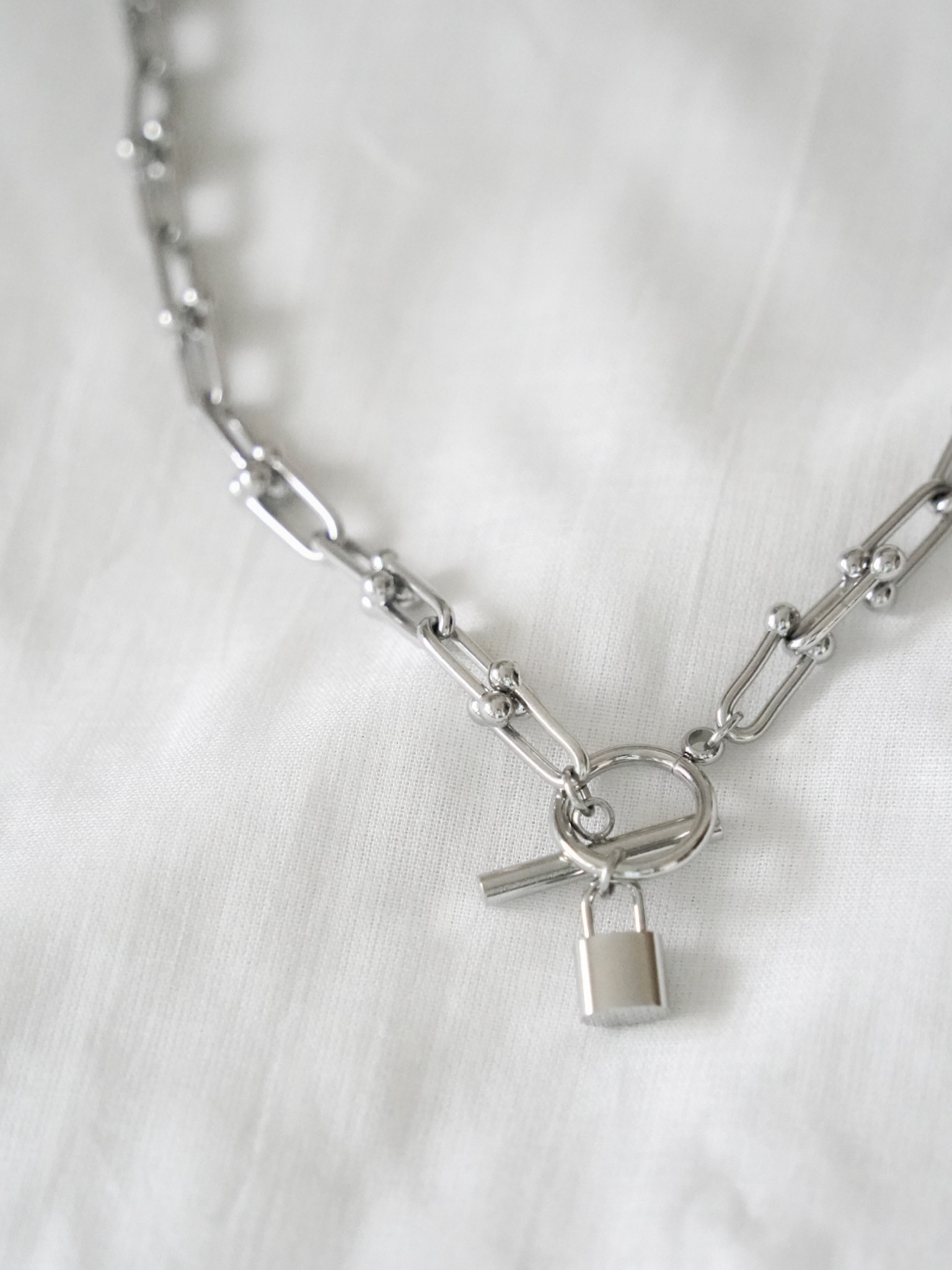 シンプルに差がつく　小さなロックのチェーンネックレス（シルバー）ーLock Chainー
