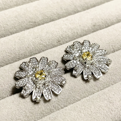 マーガレットピアス sonaダイヤモンド／WG ピアス（スタッド・一粒） m