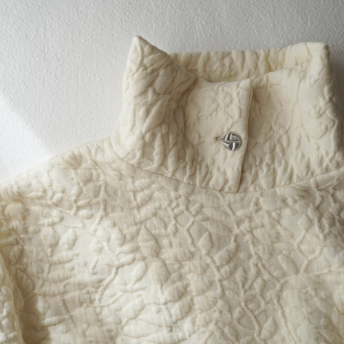 ボタニカルキルト・ジャカードニットプルオーバー cotton/オフ
