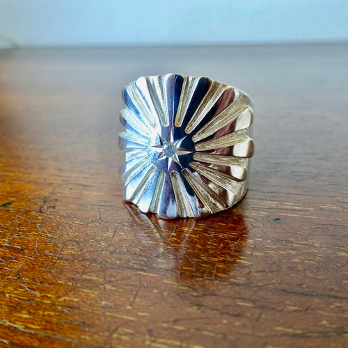 仁尾彫金『一つ星ダイヤ、最大幅2.1cm、プラチナ太陽の平打ちリング  