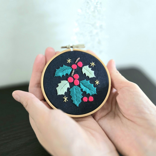 クリスマスの刺繍 雪景色と柊 手のひらサイズ タペストリー・壁掛け