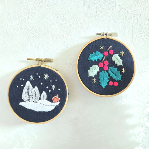 クリスマスの刺繍 雪景色と柊 手のひらサイズ タペストリー・壁掛け