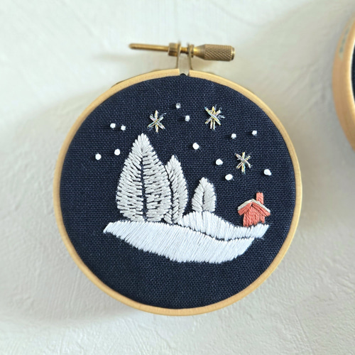 クリスマスの刺繍 雪景色と柊 手のひらサイズ タペストリー・壁掛け
