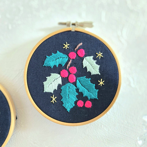 クリスマスの刺繍 雪景色と柊 手のひらサイズ タペストリー・壁掛け