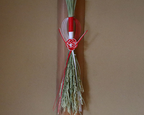 稲穂に水引きを添えた新年を迎える　和モダン　しめ縄　リース　お正月飾り　注連縄 注連縄 初穂飾り リース 天然素材 水引飾り しめ縄 和モダンお正月飾り