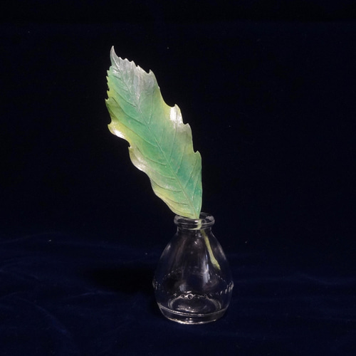 松の葉彫刻のガラス花瓶