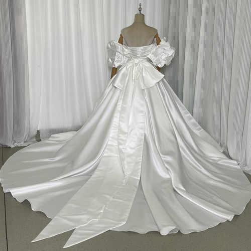 送料無料！ウェディングドレス 取り外し袖 光沢サテン ふっくら柔らか