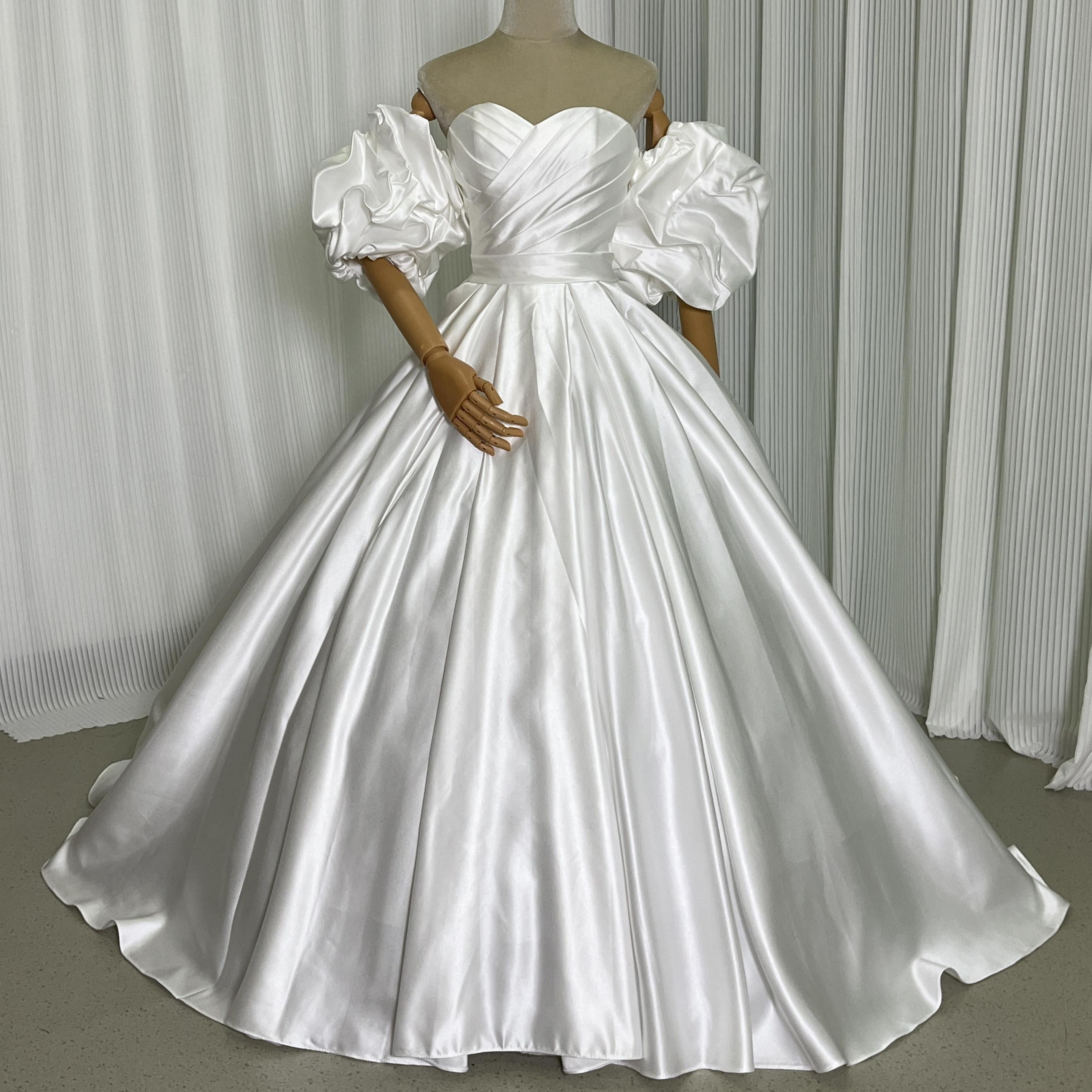 送料無料！ウェディングドレス  取り外し袖 光沢サテン ふっくら柔らかなバックリボン  結婚式 オフホワイト 色直し