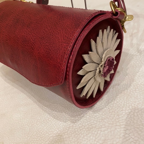 一点物・イタリアンレザーで仕立てたお花のまあるい筒型バッグ 