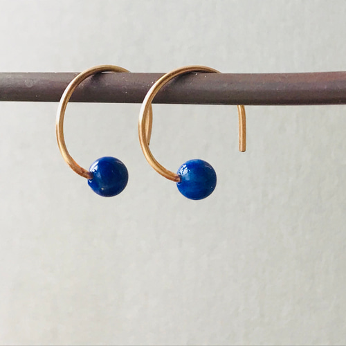 小さなお守りピアス✴︎ラピスラズリのフープピアス 14kgf 青 9月 12月  