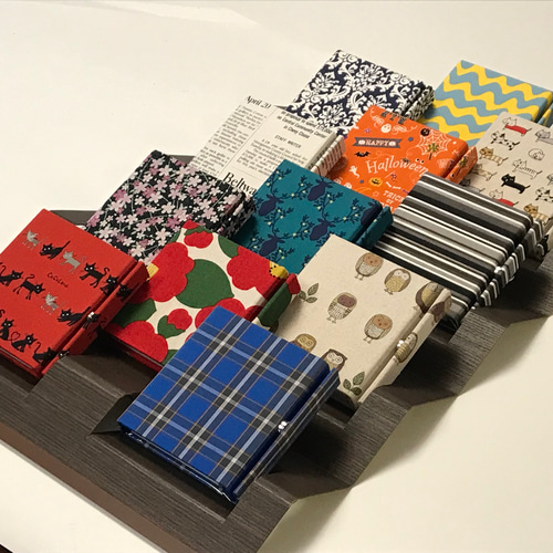 作品を立体的に並べる展示ラック『パンタパネルフラット』蛇腹で伸縮