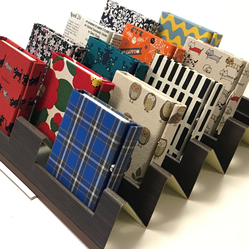 作品を立体的に並べる展示ラック『パンタパネルフラット』蛇腹で伸縮