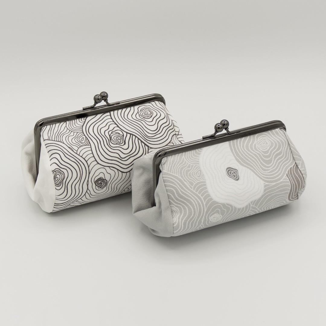 京友禅　たわら型がま口ポーチ『ONE TONE』　椿　モノトーン