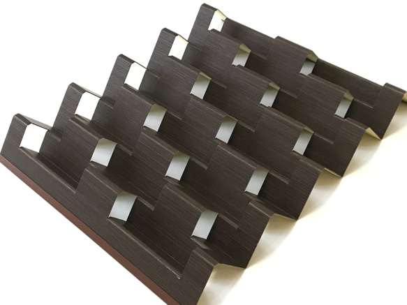 作品を立体的にディスプレイできる蛇腹型展示ラック『パンタパネル