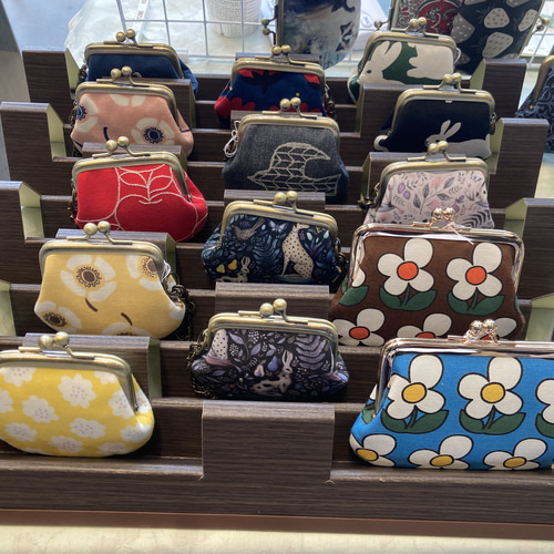 作品を立体的に並べるイベント用展示ラック『パンタパネルフラット
