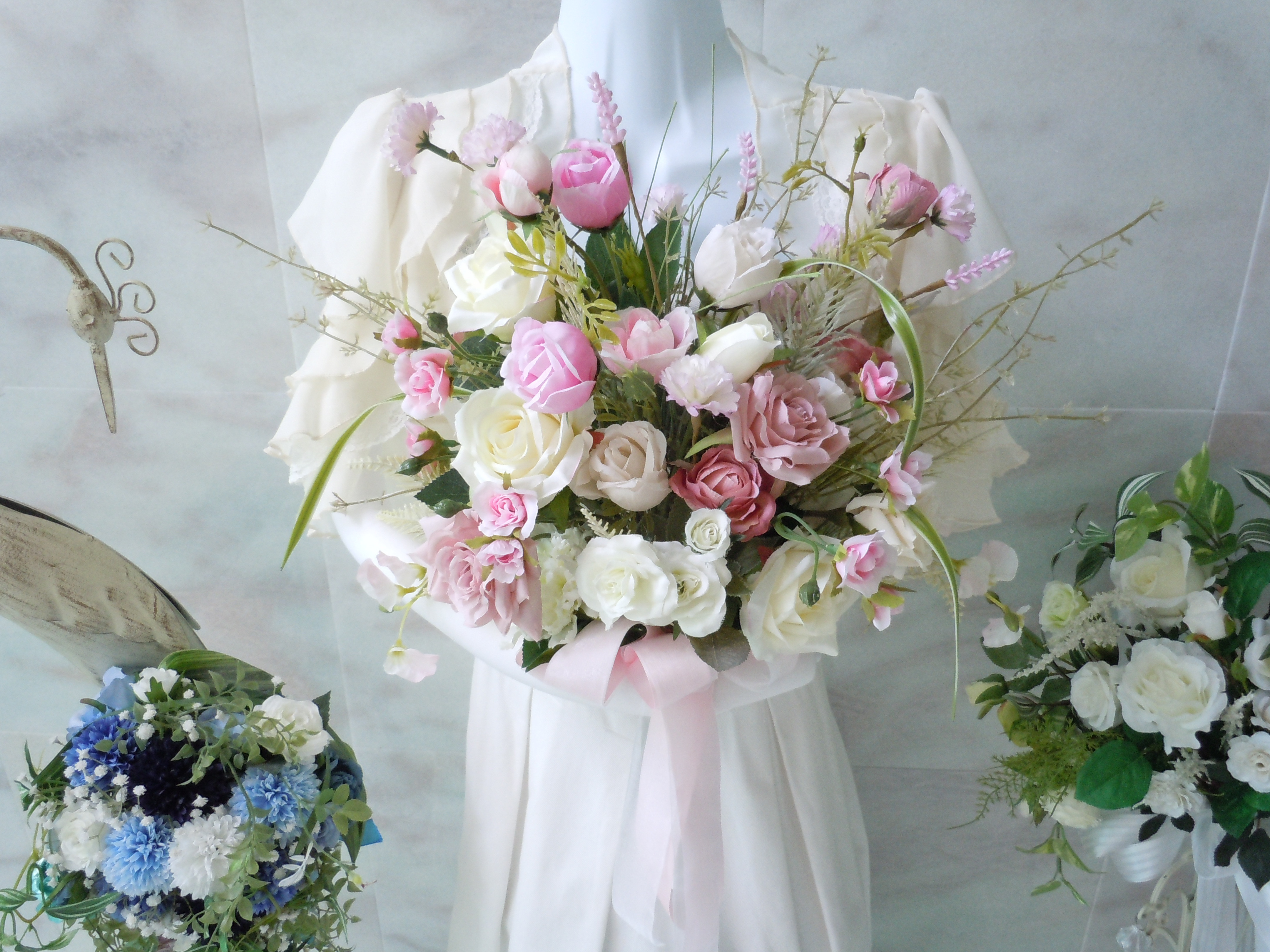 ◆ホワイト＆ほんのりピンクカラーのクラッチブーケ◆ウエディングブーケ 大人可愛い色合い