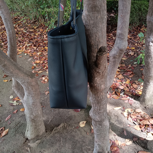 シンプルトートバッグ 合皮と生地のコラボ 毎日の生活に欠かすことが  