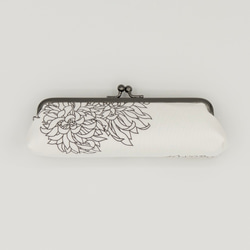 京友禅　がま口ペンケース（眼鏡ケース）『ONE TONE』　菊　モノトーン 3枚目の画像