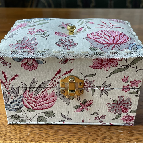 カルトナージュミニ裁縫箱 可愛い花柄 小物たちも可愛らしい