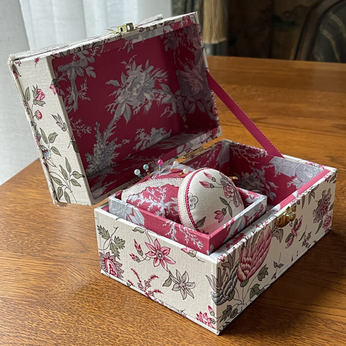 カルトナージュミニ裁縫箱 可愛い花柄 小物たちも可愛らしい カルトナージュミニ裁縫箱 可愛い花柄 小物たちも可愛らしい