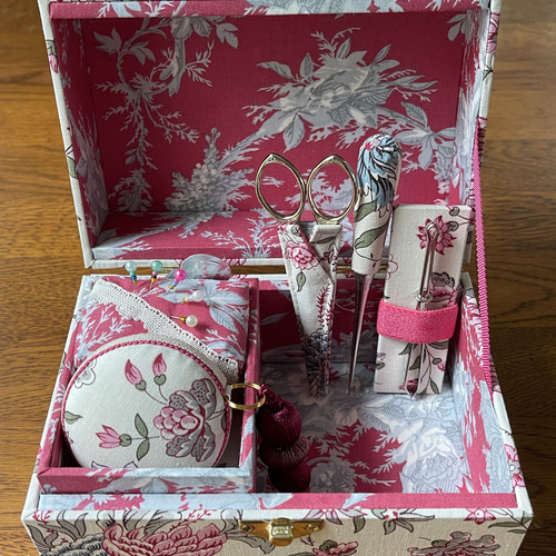 カルトナージュミニ裁縫箱 可愛い花柄 小物たちも可愛らしい カルトナージュミニ裁縫箱 可愛い花柄 小物たちも可愛らしい