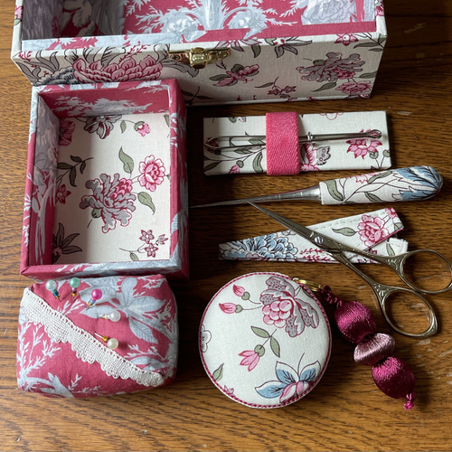 カルトナージュミニ裁縫箱 可愛い花柄 小物たちも可愛らしい カルトナージュミニ裁縫箱 可愛い花柄 小物たちも可愛らしい
