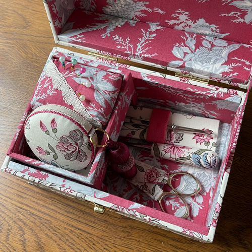 カルトナージュミニ裁縫箱 可愛い花柄 小物たちも可愛らしい カルトナージュミニ裁縫箱 可愛い花柄 小物たちも可愛らしい
