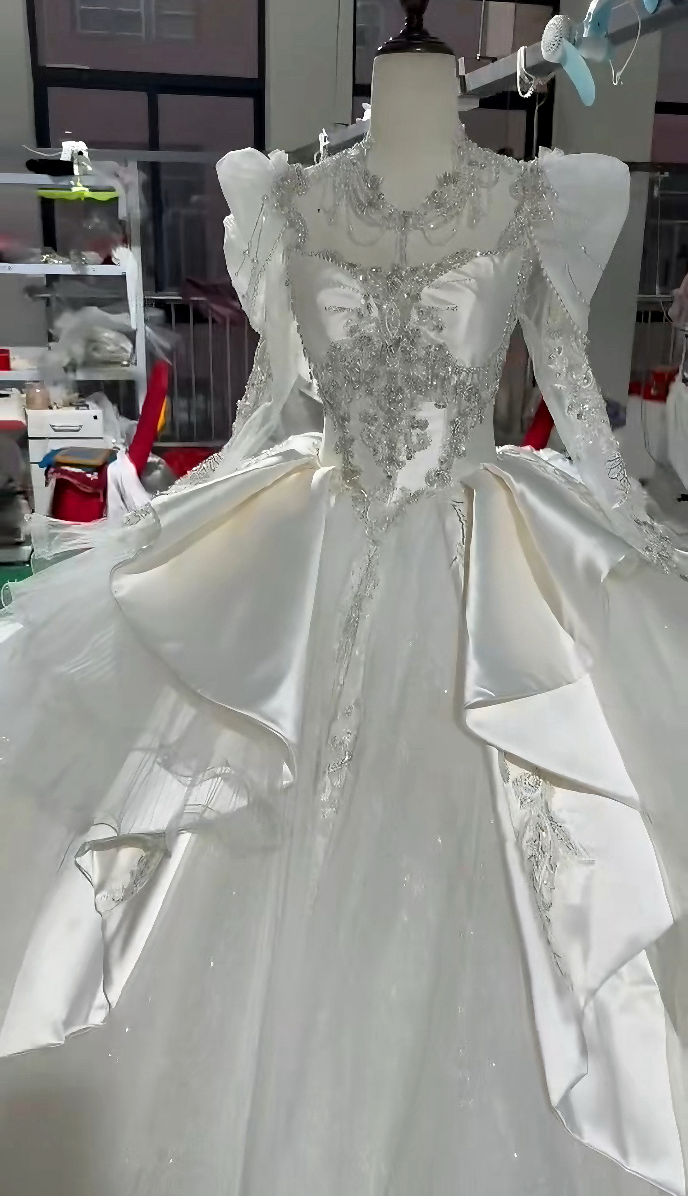 新着商品！見逃さないで！シースルー袖　高級サテン　フレアースカート　トレーン　編み上げ　上品　スクエアネック花嫁挙式結婚