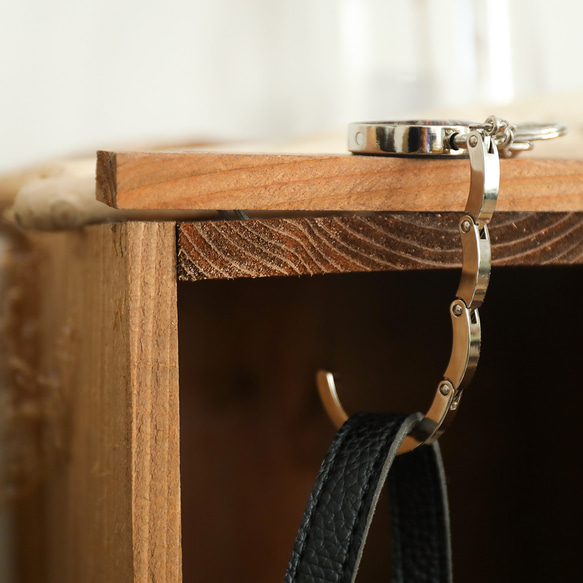 天然貝バッグハンガー ★ ソリッドホワイト 〔バッグチャーム付き〕 螺鈿アート ｜ ギフト・プレゼントにおすすめ 2枚目の画像