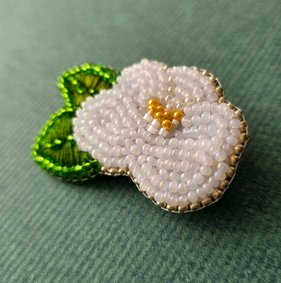 音楽家ビーズ刺繍ブローチ 音楽家 ビーズ刺繍ブローチ バッハ？ 匿名配送 - メルカリ