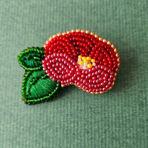 椿のビーズ刺繍ブローチ ブローチ TAKAYO 通販 18384166｜Creema