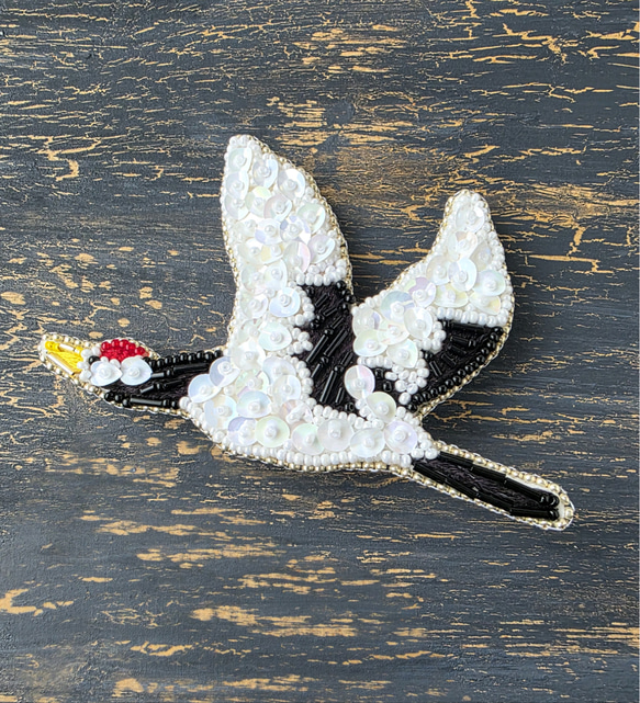 ハンドメイド刺繍ブローチ(ツル) 鶴のビーズ刺繍ブローチ・帯留め