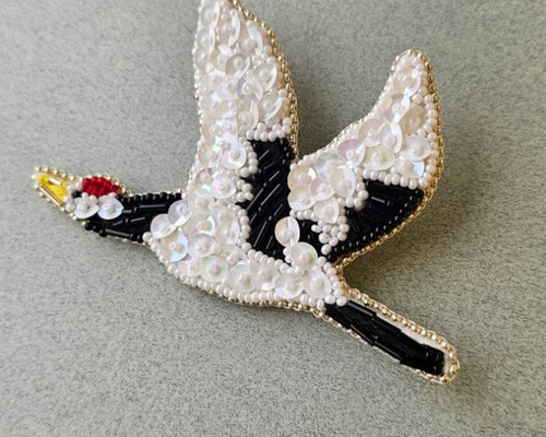 鶴の刺繍ブローチ ブローチ TAKAYO 通販 18384234｜Creema(クリーマ)
