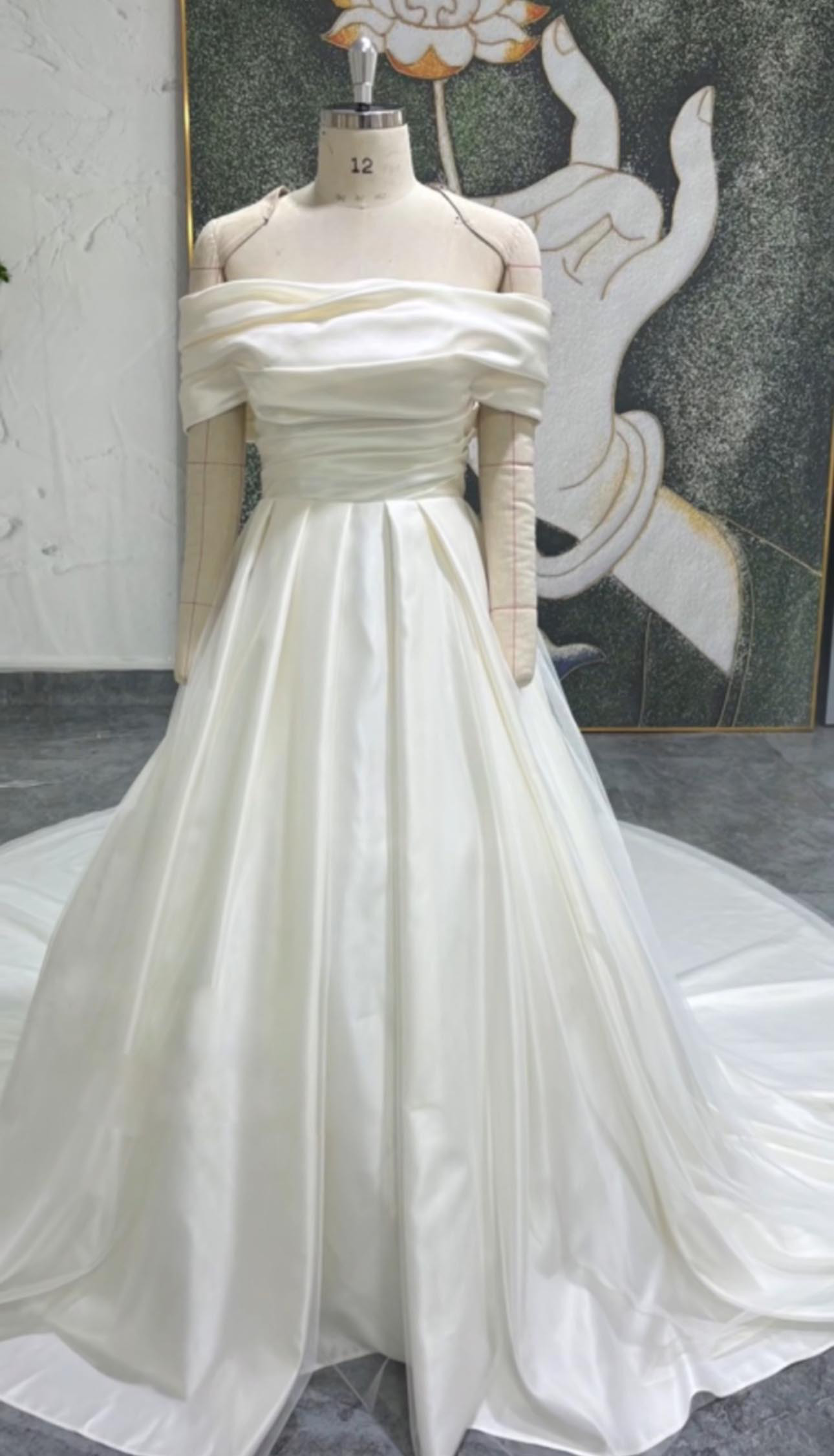 オフショルダー　フリル　二の腕カバー　見細えシルエット　オフホワイト　高級サテン　ファスナー/編み上げ　トレーン￥前撮り